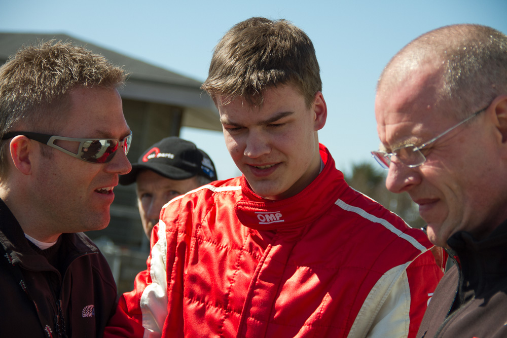 Jacob i samtale med coach og teamchef
(Foto: Gripping Media)